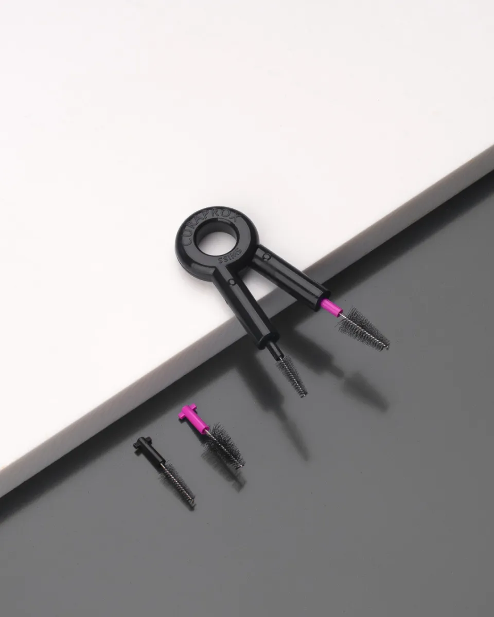 Travel set, Black is white