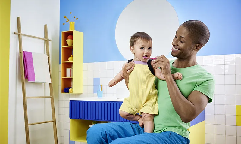 Brushing babies' teeth correctly